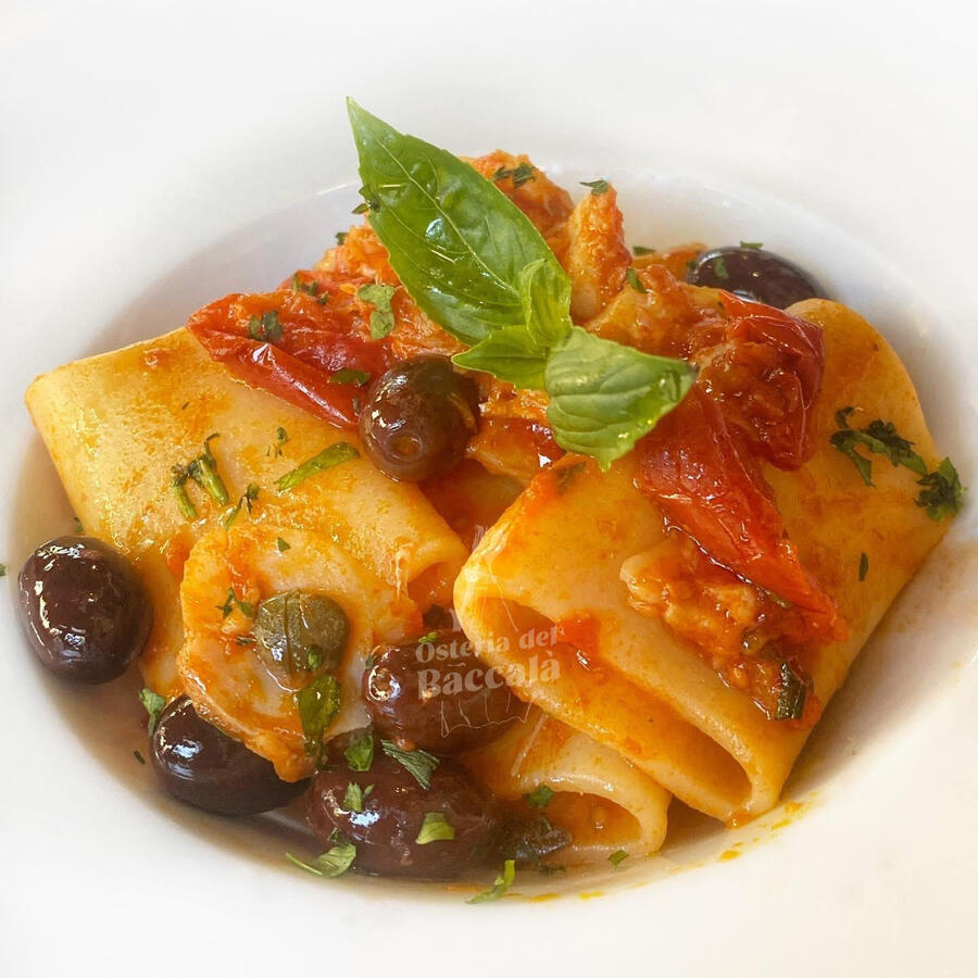 Paccheri baccalà pomodori olive e capperi Paccheri baccalà pomodori olive e capperi osteria del baccalà