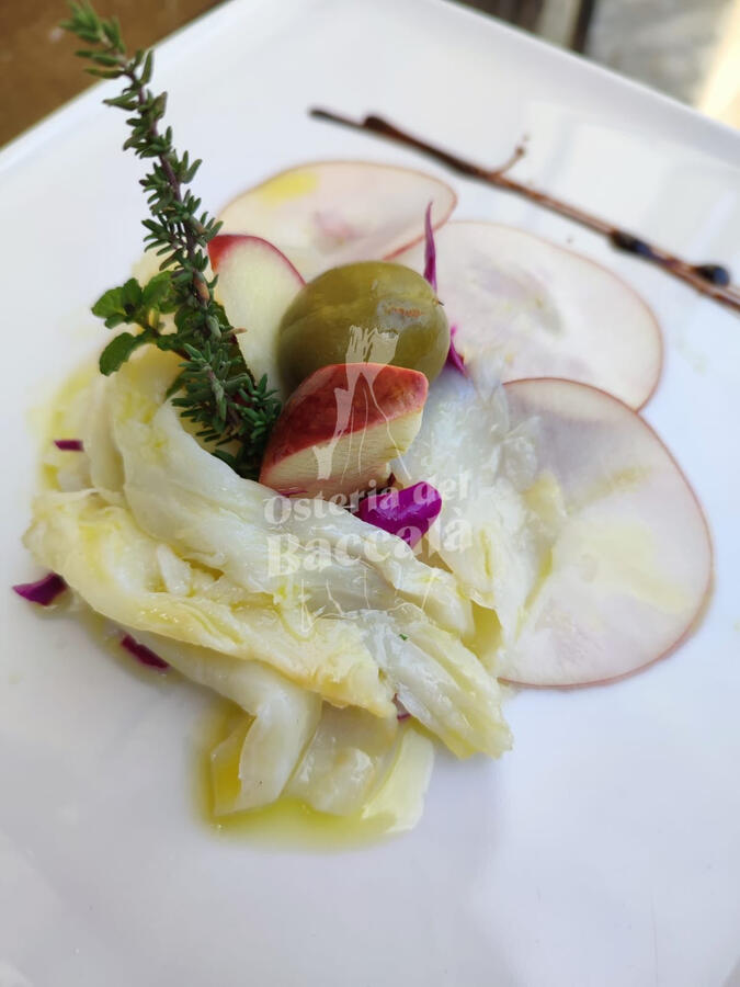 Carpaccio di baccalà con mela annurca e peschiole osteria del baccalà